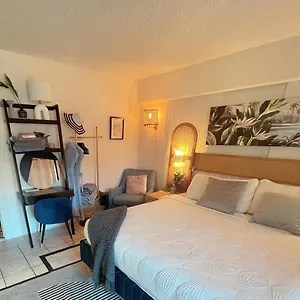 seashore-waikiki-studio-1-block-from-a-beach-no-resort-fees.hotelsinhawaii.org/